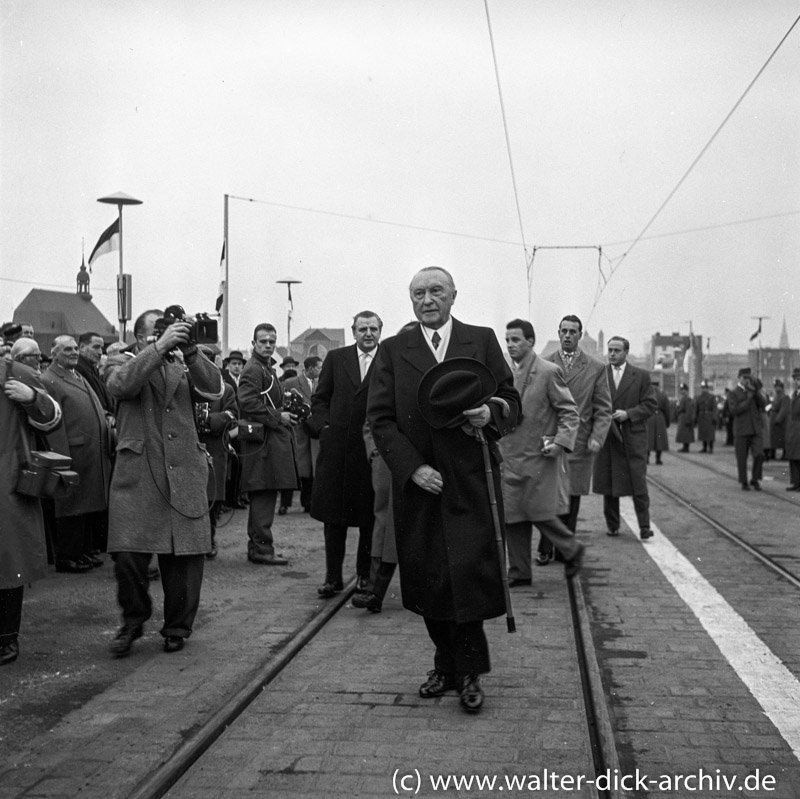 Der Bundeskanzler begibt sich zur Eröffnungsfeier der neuen Kölner Brücke