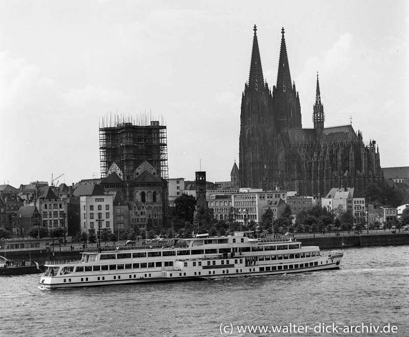 Köln-Düsseldorfer vor dem Panorama