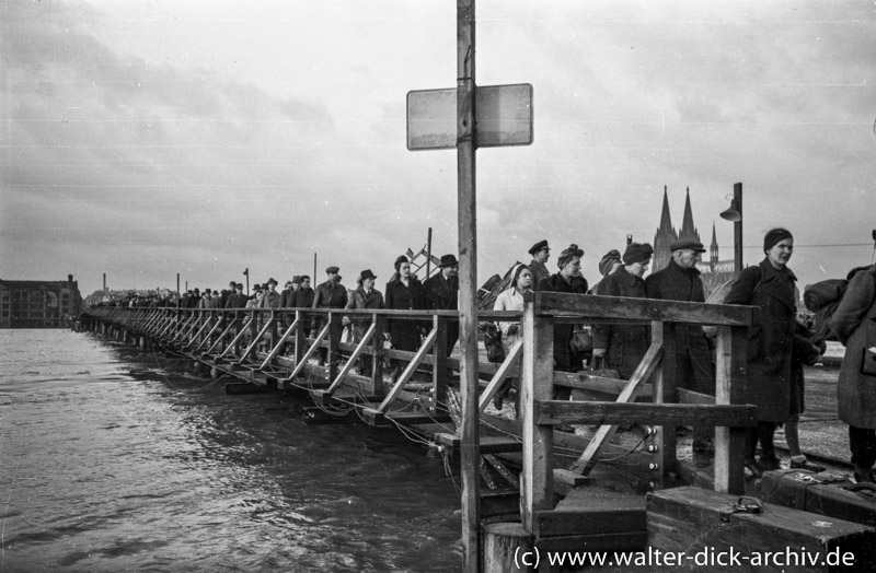 Behelfsbrücke über den Rhein nach Köln-Deutz 1945
