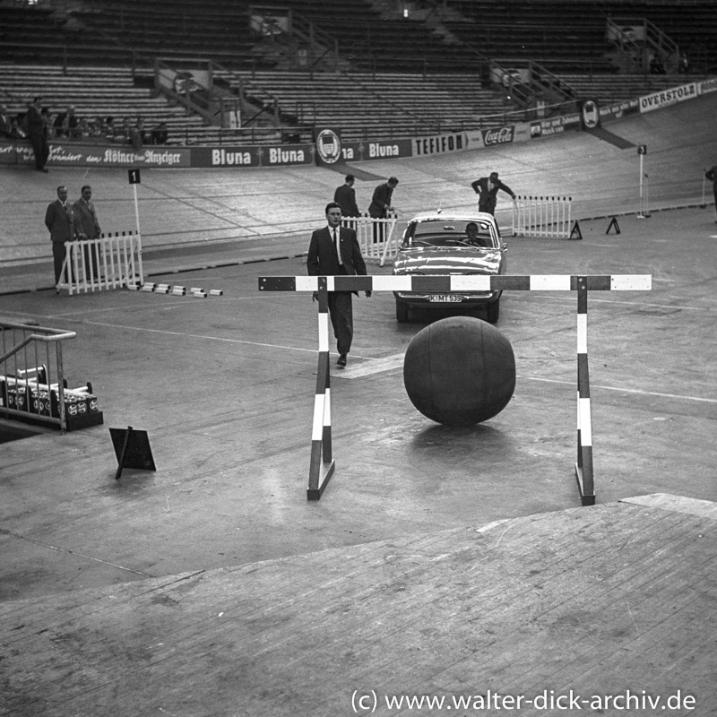 "Autoball" mit dem neuen Taunus 17 M (P 3) in der Kölner Sporthalle 1960