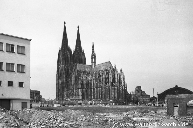 Freie Sicht über Ruinen-1951