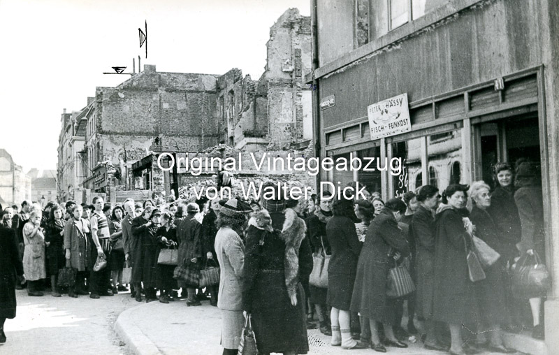 Schlange vor Lebensmittelgeschäft Köln 1946