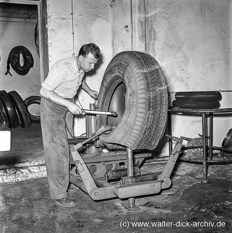 Reifenreparatur 1963 bei Reifen Bothe