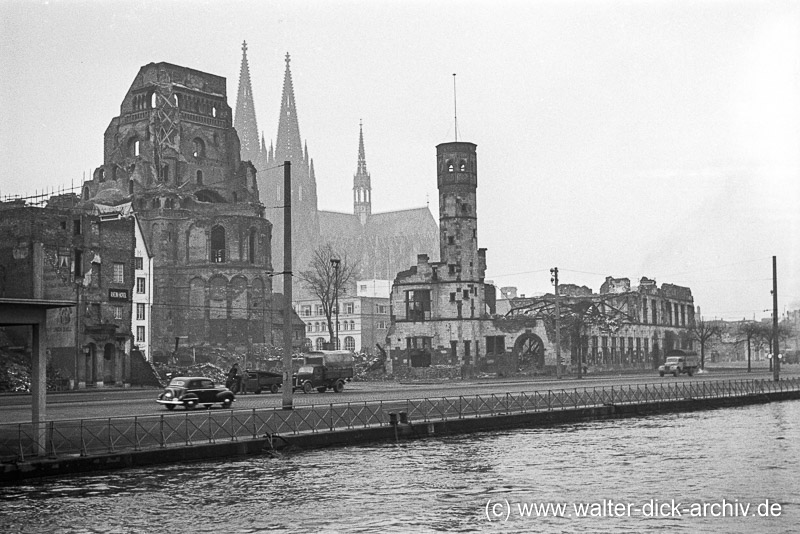 Zerstörte Rheinfront mit Stapelhaus 1950