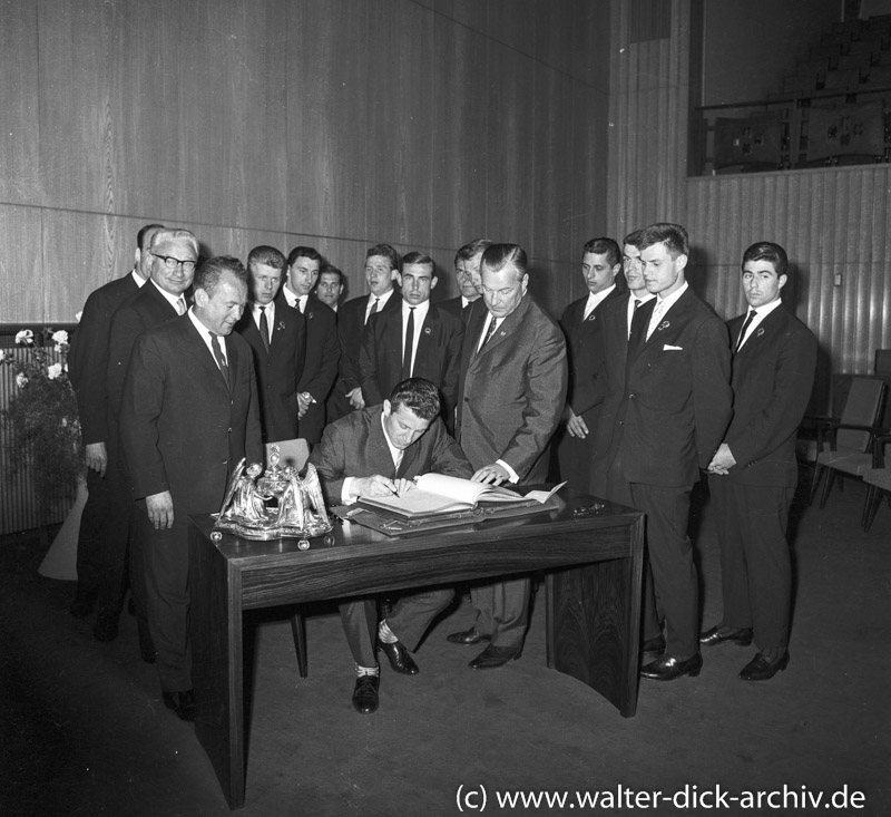 Die Meister tagen sich ins Goldene Buch ein 1962