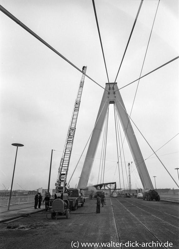 Feuerwehrleiter auf der Kölner Severinsbrücke 1959