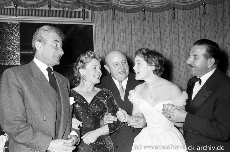 Magda und Romy Schneider mit Kollegen 1954