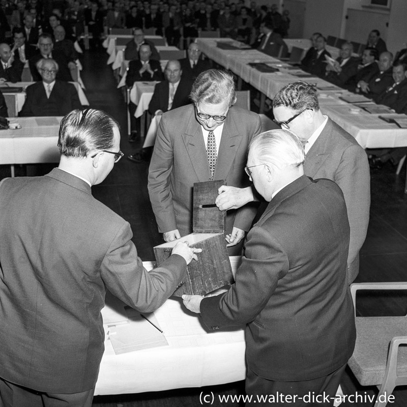 Stimmenauszählung im Stadtrat 1956