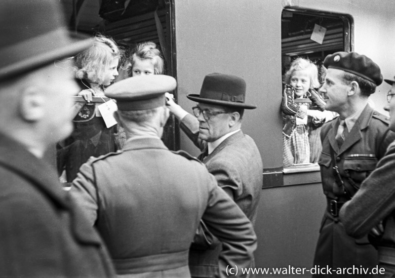 Abreise von Kölner Kindern in die Schweiz 1947