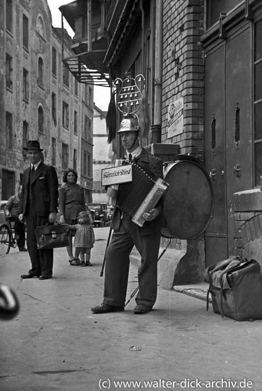 Blinder Straßenmusikant in Köln