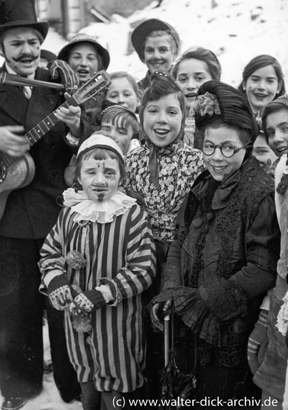 Kölsche Pänz feiern Karneval 1946
