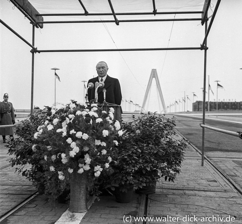 Der Bundeskanzler spricht zur Eröffnung der neuen Kölner Brücke. 1959