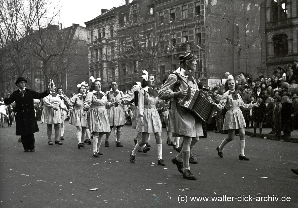 Der Lehrer mit seiner Schulklasse 1950