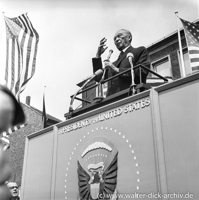 Bundeskanzler Adenauer begrüßt Präsident Kennedy in Köln 1963