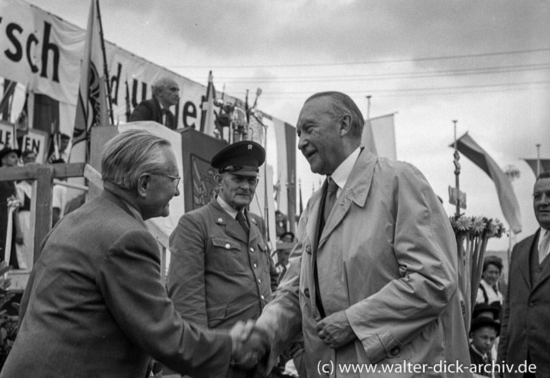 Konrad Adenauer beim Schlesiertreffen 1950