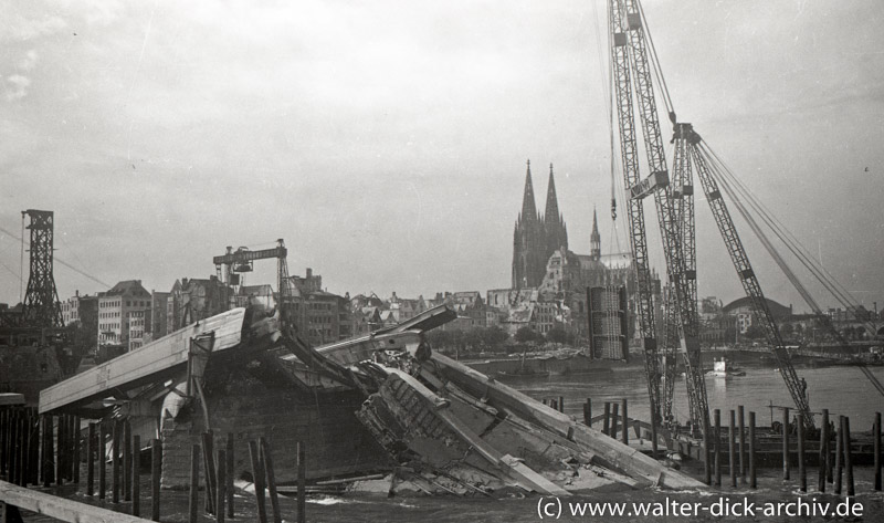 Trümmerräumumg der Hängebrücke