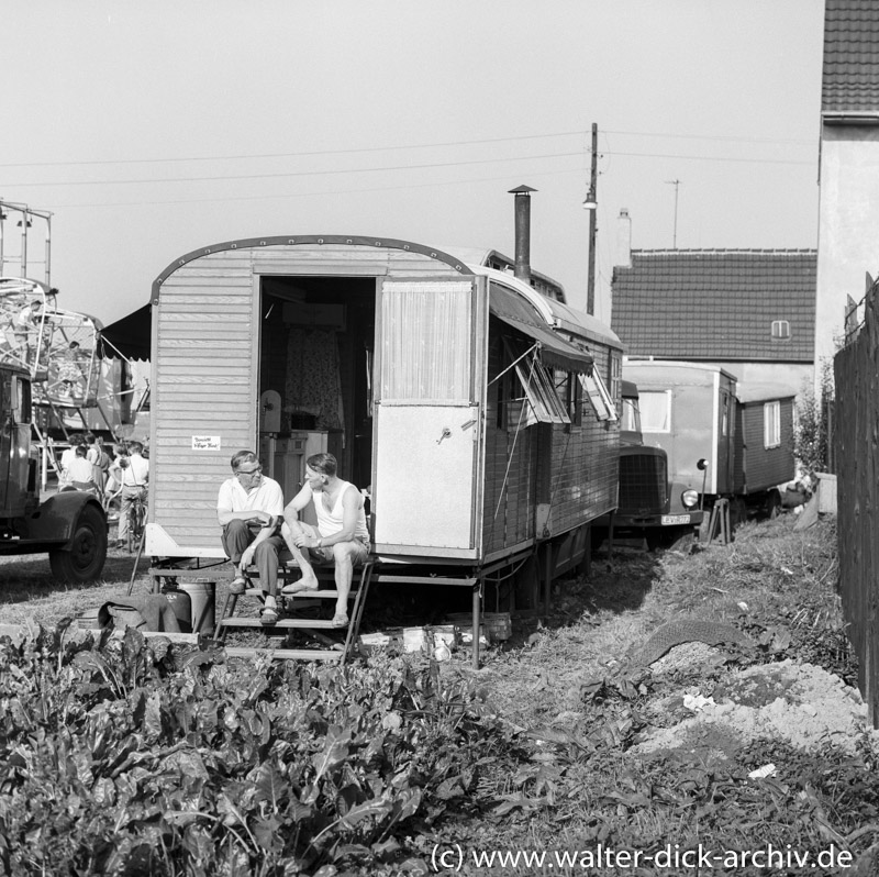 Schaustellerwagen auf einer Kölner Kirmes 1956