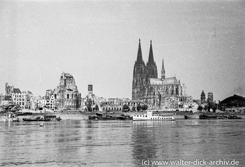 Schiff der "Weißen Flotte" vor der zerstörten Altstadt