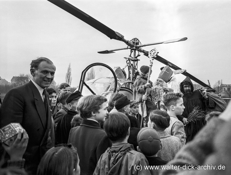 Vom Himmel hoch. .Nikolaus kommt mit dem Hubschrauber 1953