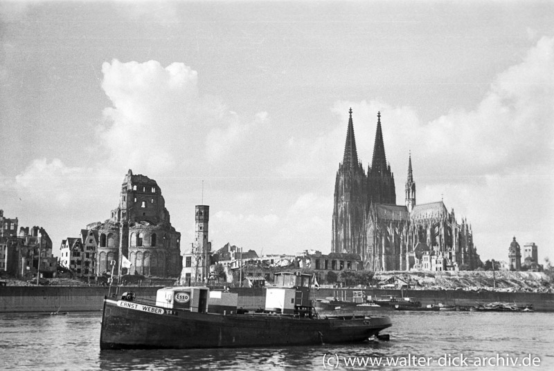 Tankschiff "Ernst" vor der zerstörten Stadt