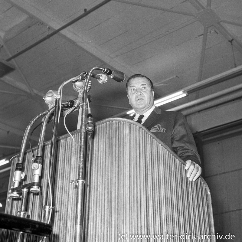 Henry Ford II spricht beim Jubiläum der Ford Werke in Köln