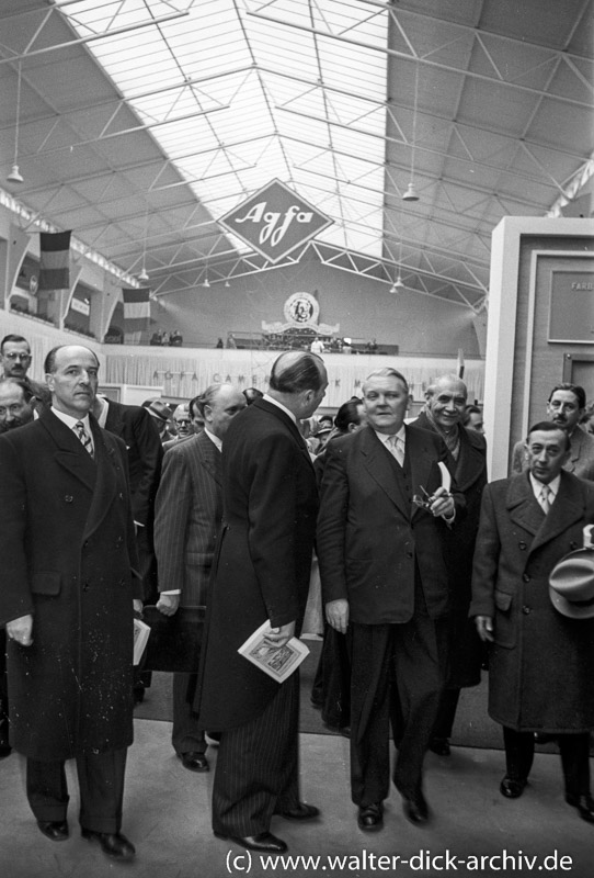 Photokina 1951 in Köln Politiker informieren sich