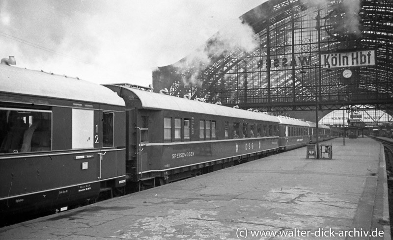 DSG WR 1056 od. 1059 im FD "Rheingold-Express", Köln Hbf 1955, Foto: Walter Dick, Fotolink: Walter-Dick-Archiv